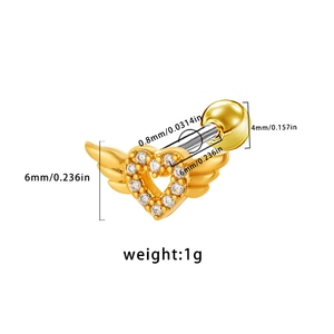 Clou d'oreille cœur doré avec zircon et détails précis des mesures sur fond blanc