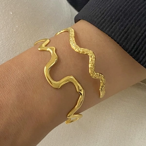 Minimalist gold wave stainless steel bangle set with smooth and hammered textures