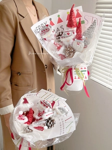 Détail de bouquet de gnomes de Noël en peluche avec emballage à motifs Merry Christmas