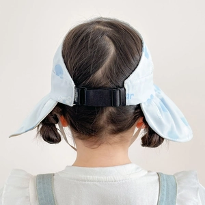 Vue arrière du chapeau pare-soleil bleu clair avec sangle réglable et étiquette cool