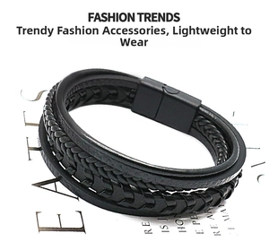 Detailansicht eines mehrlagigen schwarzen Lederarmbands mit Magnetverschluss aus Stahl und Textur
