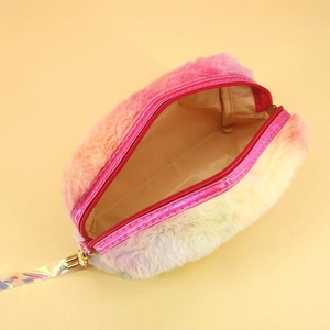 Details einer offenen Regenbogen-Plüschtasche mit rosa Reißverschluss und Trageriemen