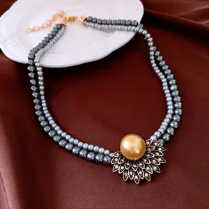 Collier en perles de verre grises avec pendentif tournesol et strass multicolores