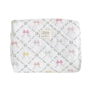 Trousse cosmétique blanche matelassée avec nœuds macarons colorés et motifs floraux fins