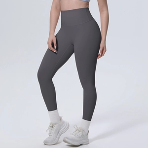 Detail der nahtlosen dunkelgrauen Yoga-Leggings mit hoher Taille und mattem Stoff