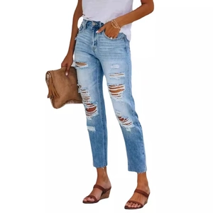 Schmal geschnittene hellblaue Damenjeans mit hoher Taille und modischen Rissen im Denim