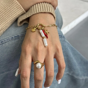 Set gioielli marini in acciaio dorato con ciondoli oceanici e perle su una modella