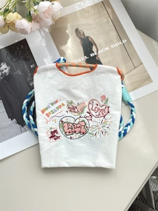 Détail des broderies de cœurs et poignée tressée sur le sac en toile oxford blanche