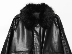 Gros plan sur le col en fausse fourrure noire et la texture cuir de la veste