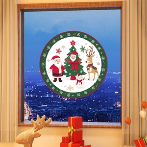 Detail von Weihnachtsmann-Fensteraufklebern vor einer nächtlichen Stadtkulisse