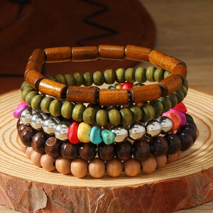 Primer plano de pulseras bohemias de varias capas con turquesa y cuentas de madera
