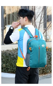 Détail du sac à dos extérieur cyan foncé avec texture en nid d'abeille et logo VANAHEIMR