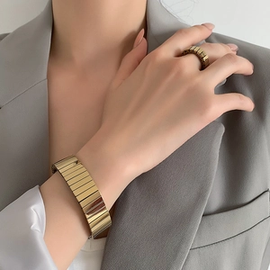 Minimalist gold Cuban chain bracelet and chunky ring set for a stylish urban look