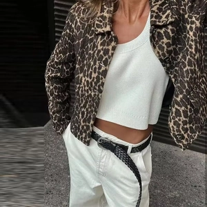 Giacca leopardata alla moda da donna con top in maglia bianco e pantaloni
