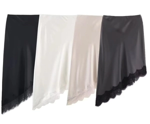 Détail de jupes midi en satin avec bordure en dentelle délicate et ourlets asymétriques