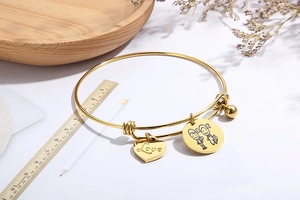 Details des verstellbaren Goldarmbands mit Herzanhänger und Love-Gravur für Damen