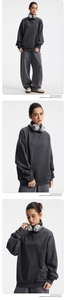 Dettaglio del tessuto spazzolato grigio scuro di alta qualità su maglia e pantaloni casual