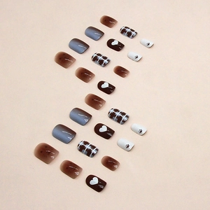 Détails de faux ongles ours et cœur avec dégradé marron et motifs à carreaux