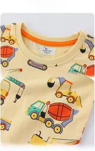 Detail von Rundhalsausschnitt und Baustellenfahrzeug-Druck auf gelbem Baumwoll-T-Shirt für Jungen