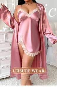 Ensemble de pyjama en satin rose avec dentelle sur la robe caraco et le peignoir assorti