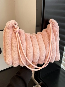Borsa a spalla chic in peluche rosa con pieghe verticali e tracolla elegante