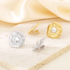 Dettaglio degli orecchini a ventaglio in oro 18 carati e argento con zircone
