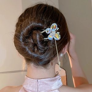 Detailansicht einer Schmetterlings-Haarnadel mit Kristall-Quasten für Haarknoten