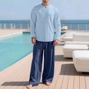 Herren Set aus hellblauem Baumwolle-Leinen-Hemd und dunkelblauer Hose für den Urlaub