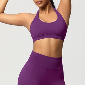 Vue détaillée de la texture côtelée violette du soutien-gorge et legging de yoga