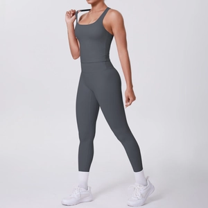 Vue latérale de l'ensemble de yoga gris foncé avec legging taille haute et débardeur