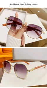 Dettaglio occhiali da sole vintage quadrati con montatura dorata e aste effetto legno