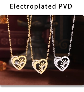 Détail macro des pendentifs cœur soleil et lune avec revêtement PVD électrodéposé