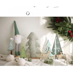 Schickes Holz-Weihnachtsbaum-Set mit Rentier-Motiv und Plüsch-Wichtel auf Strickdecke