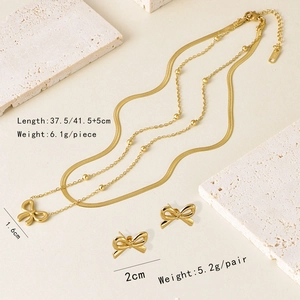 Ensemble bijoux dorés avec collier double rang nœud et boucles d'oreilles avec mesures