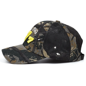 Cappellino da baseball mimetico con ricamo 7 giallo e scritte ING bianche vista laterale