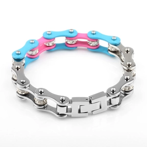 Détail d'un bracelet chaîne de vélo industrielle avec maillons bleu rose et strass