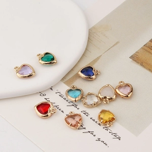 Pendentifs en forme de cœur avec zircons et bordure dorée sur une assiette blanche