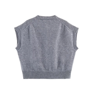 Débardeur en tricot gris pour femme avec détails boutonnés et coupe sans manches classique