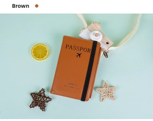 Braune Reisepasshülle aus Kunstleder mit Gummiband und Reißverschluss-Detail