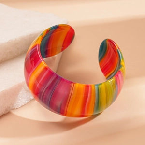 Bracelet manchette ouvert en acétate rayé au design géométrique minimaliste en résine