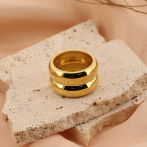 Bague texturée double couche plaquée or 18 carats sur des dalles de pierre esthétiques