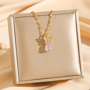 Élégant collier en titane doré avec papillon en zircone et grand pendentif goutte d'eau