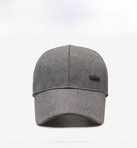 Vue de face de la casquette de baseball grise avec étiquette Sport noire et texture tissée