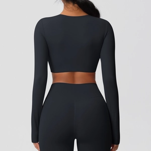 Vue arrière du haut court à manches longues noir et du legging taille haute sans couture