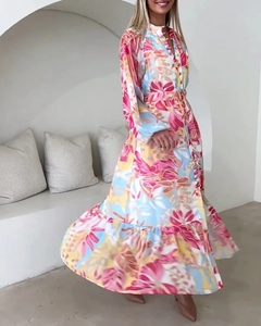 Detailaufnahme von langärmeligem Blumenkleid mit Knopfleiste und passendem Bindegürtel