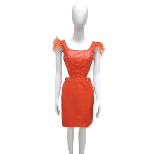 Robe moulante orange en similicuir avec plumes et découpes à la taille avec chaînes