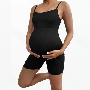 Nahaufnahme des Umstands-Jumpsuits aus elastischem Strickgewebe mit Shaping-Effekt