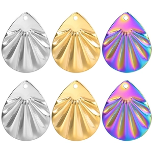 Détail de pendentifs en métal en forme de goutte en argent, or et arc-en-ciel