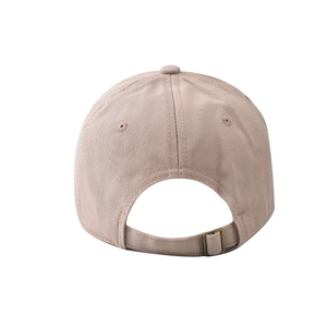 Detalle de gorra de béisbol de algodón con hebilla de bronce ajustable y correa