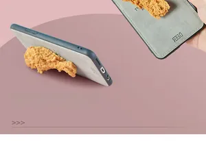 Dettaglio del supporto 3D a coscia di pollo fritto su custodia grigia e blu